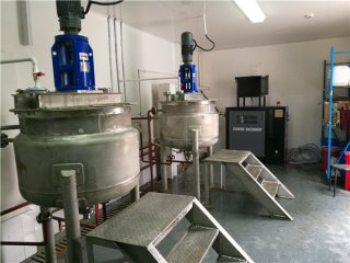 化工反應釜物料控溫 ±0.5度，用什么電加熱導熱油爐？